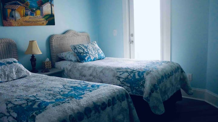 ห้องนอนเตียงคู่ชั้น 2 ห้องนอนนี้หันหน้าเข้าหาป่าและใช้ดาดฟ้าขนาดใหญ่ร่วมกับห้องควีนไซส์ข้างๆ 