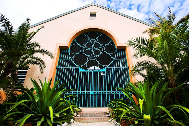 Grace Bay Beach 3bedroom Villa With Saltwater Pool - Turks and Caicos Islands