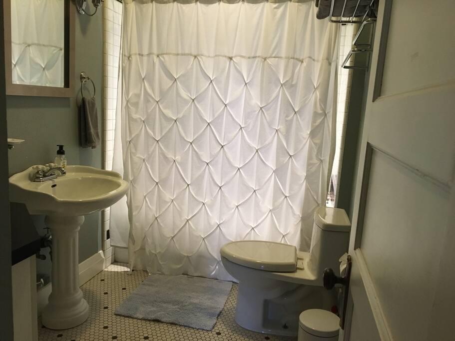 Your private bathroom, shower & tub. Shampoo/conditioner/lotion/etc all provided.