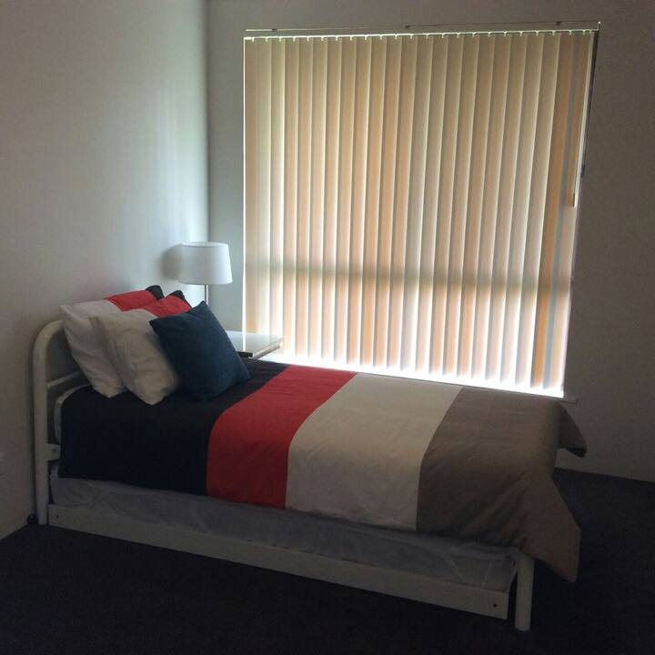 חדר שינה שלישי - המיטה השנייה היא מיטה נפתחת - שפע של ארונות ושטחי מגירה
