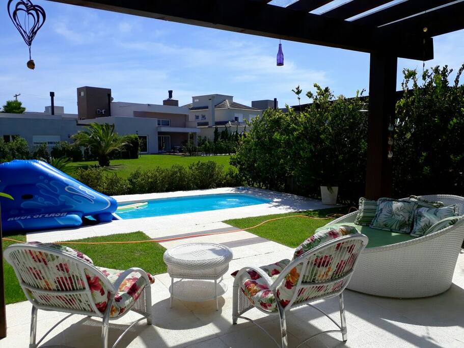 Espaço da piscina com Gourmeteria