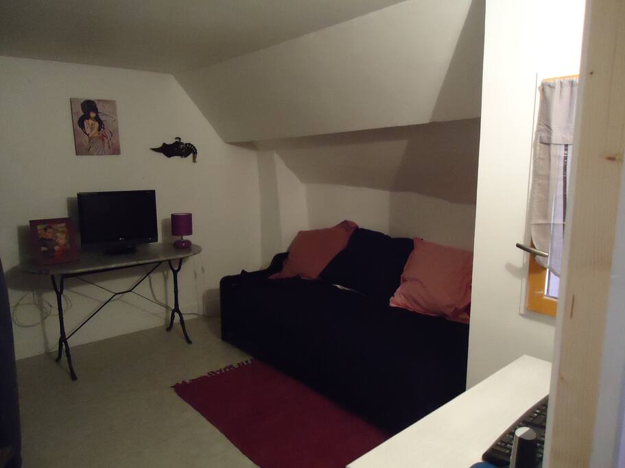 chambre 10 m2
lit banquette 2 couchages
a l'étage