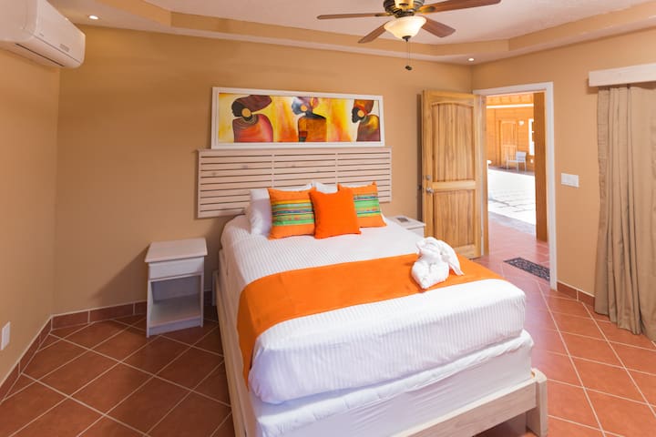 FREE BREAKFAST!! Beach Front 1 BEDROOM @Mr. Tucan
