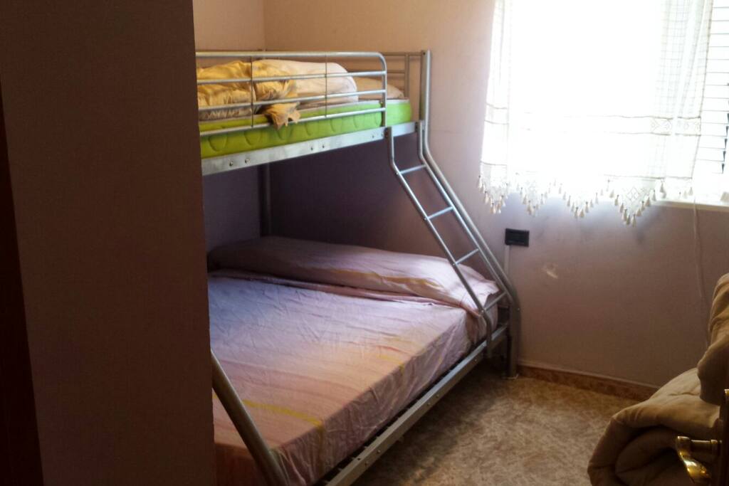 Habitación 1: cama de matrimonio más cama individual
