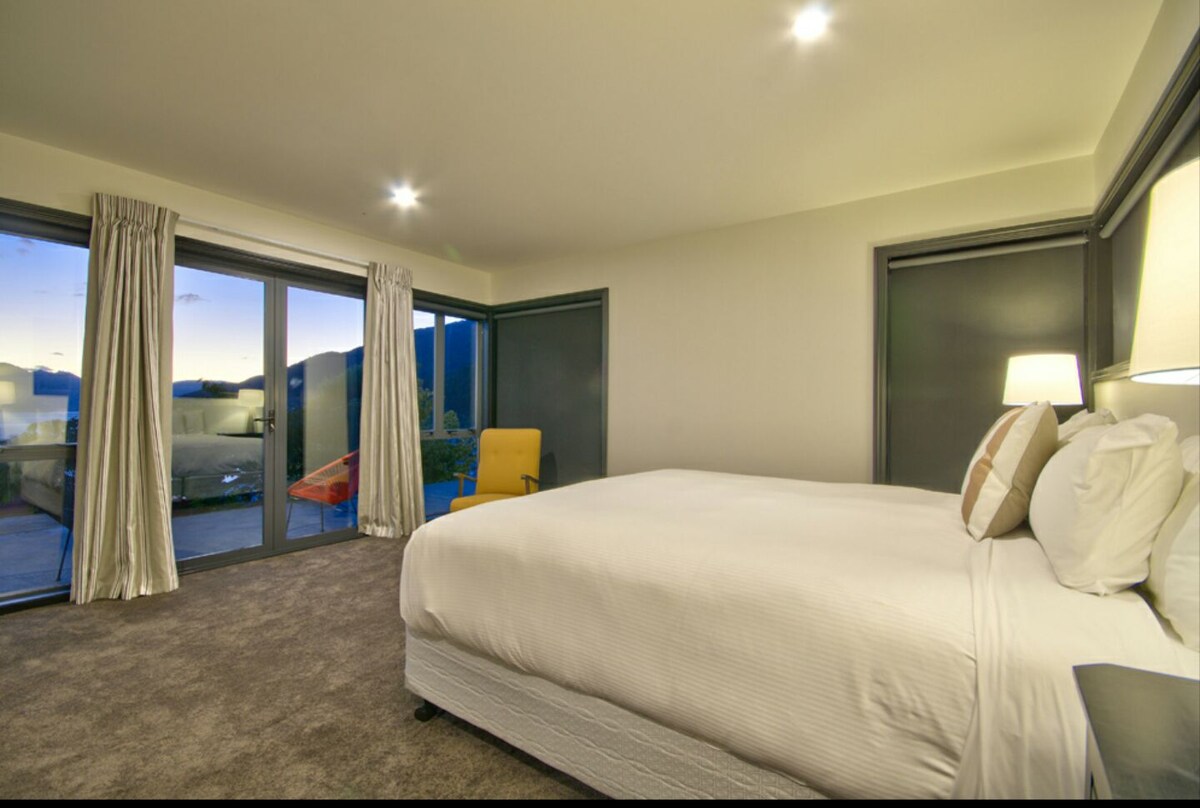 Cada dormitorio tiene una increíble vista del lago y las montañas