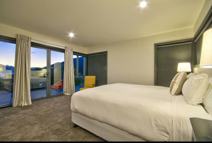 Секоја спална соба има неверојатен поглед кон езерото и планините