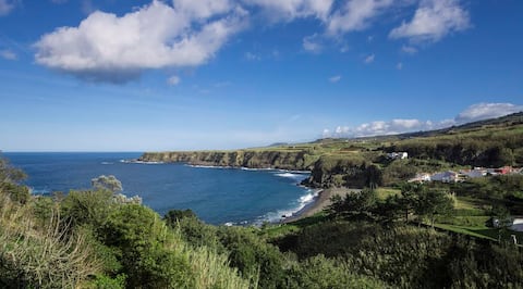 Beach House - Mountain and Ocean view