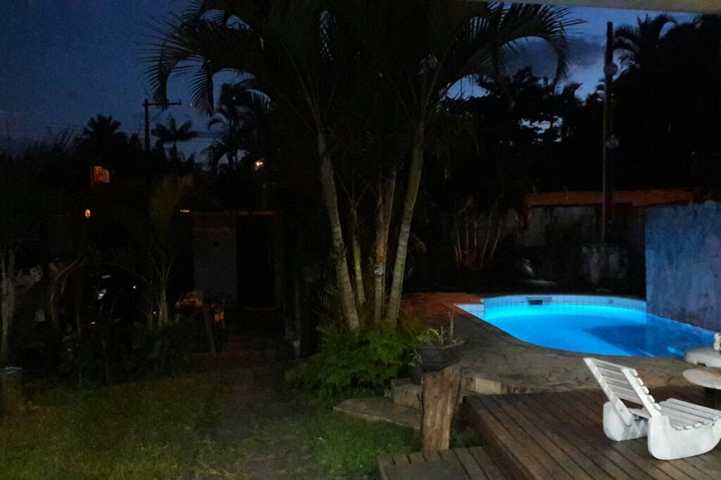 Piscina iluminada