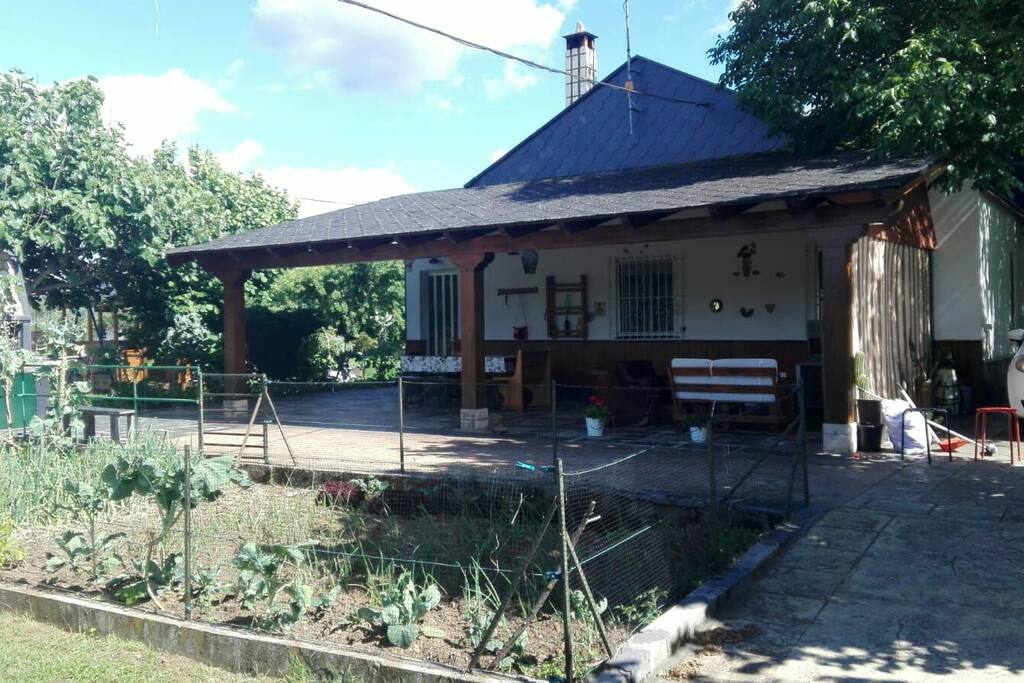 parte trasera con fantástico porche para comer,con barbacoa y descansar con tele