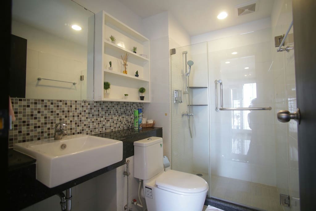 the water clean and devices in the water such as gels in the shampoo, a toothbrush, toothpaste cap in the water and also have a towel and use another with design, leading to a more relaxed time to take a shower or a mission.