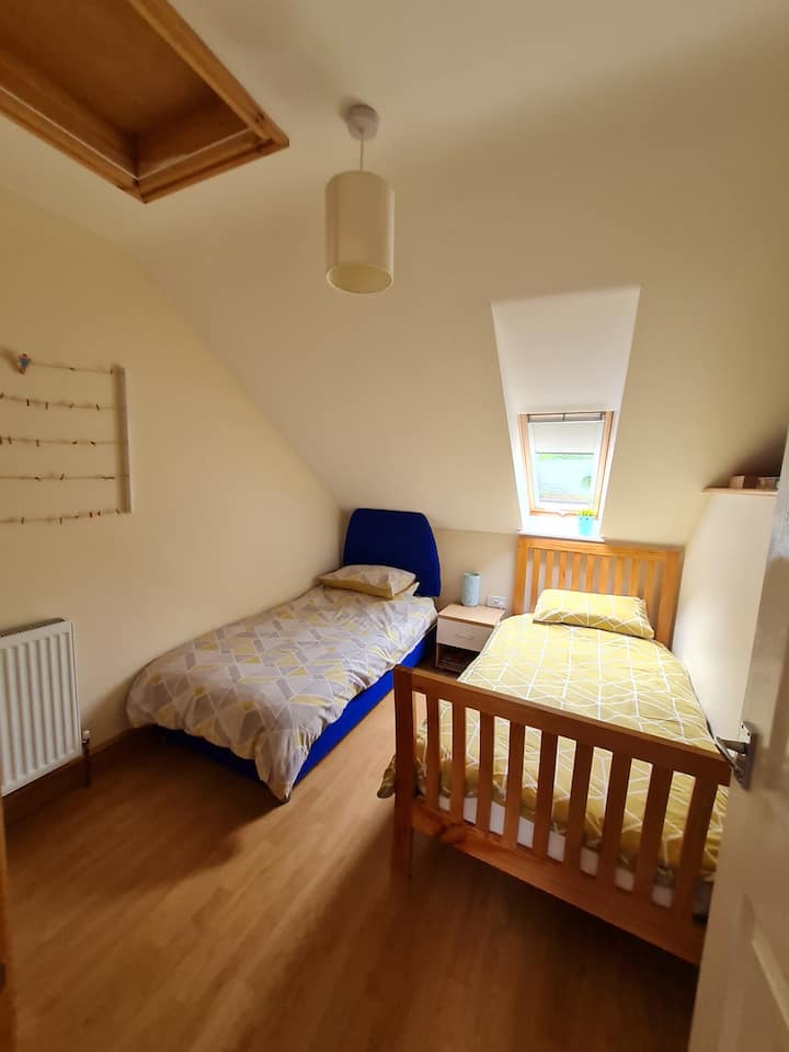 2. hálószoba két egyszemélyes ággyal. Van tévé dvd-lejátszóval. 