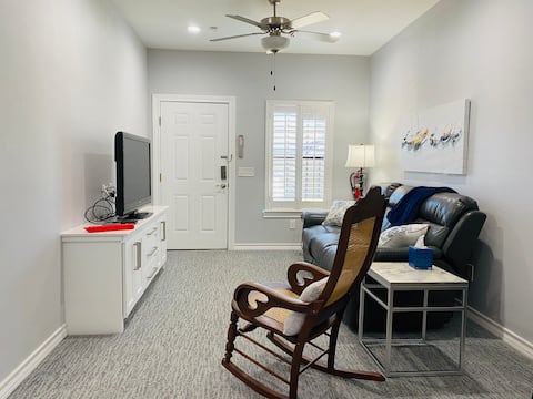 HOTEL TYPE SUITE-Private Home w/Private Entrance