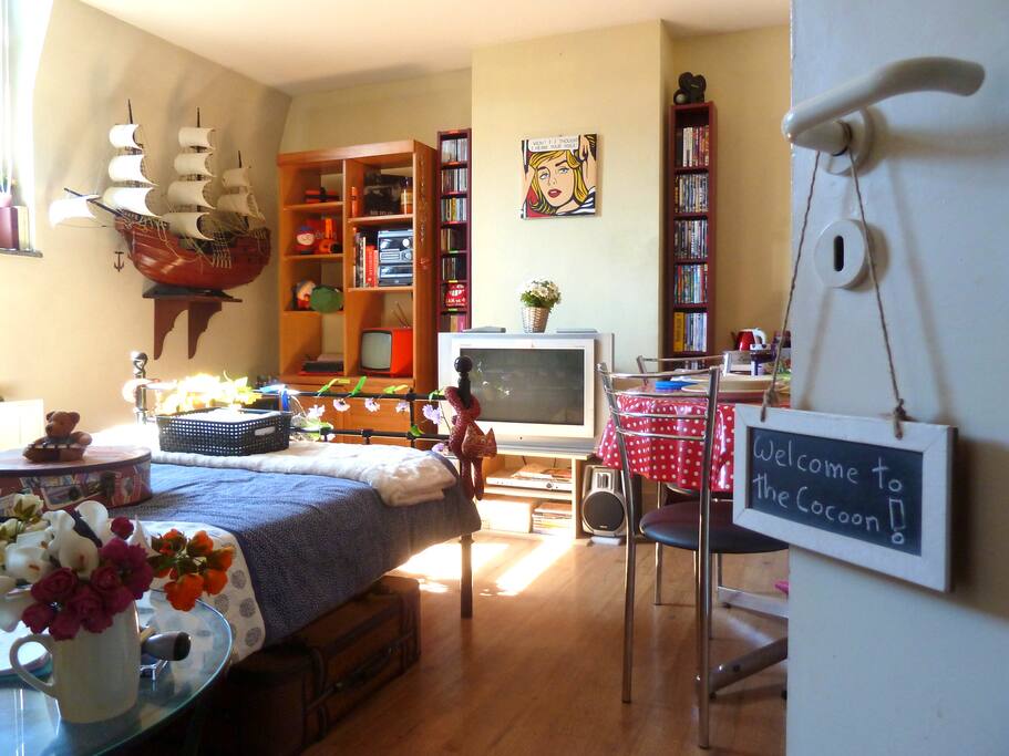 Welcome to the Cocoon! New bed, new accessories, central heating, good coffee... What else? :-)