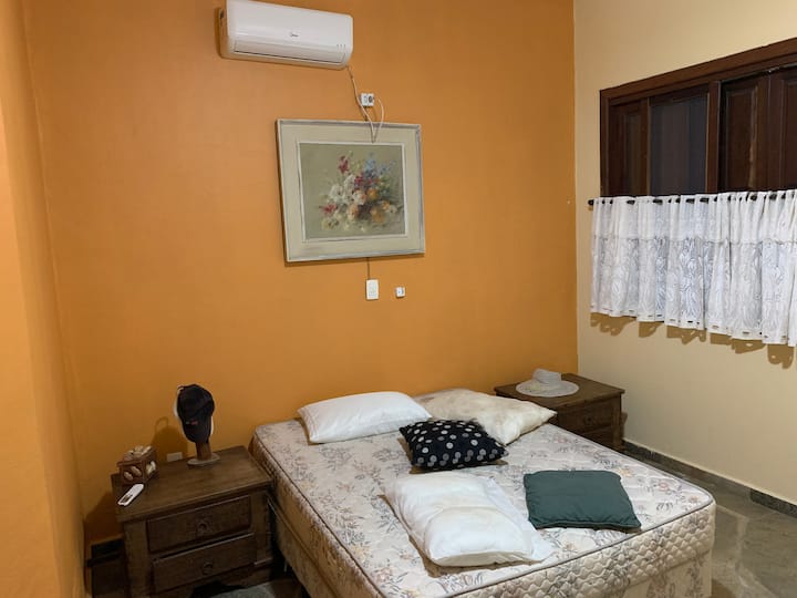 Fotka je zastaraná. Izba bola namaľovaná svetlými farbami. 