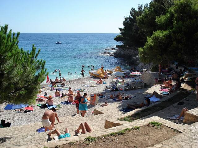 Luxury Garden Apartment 3 mins to Beach + Parking