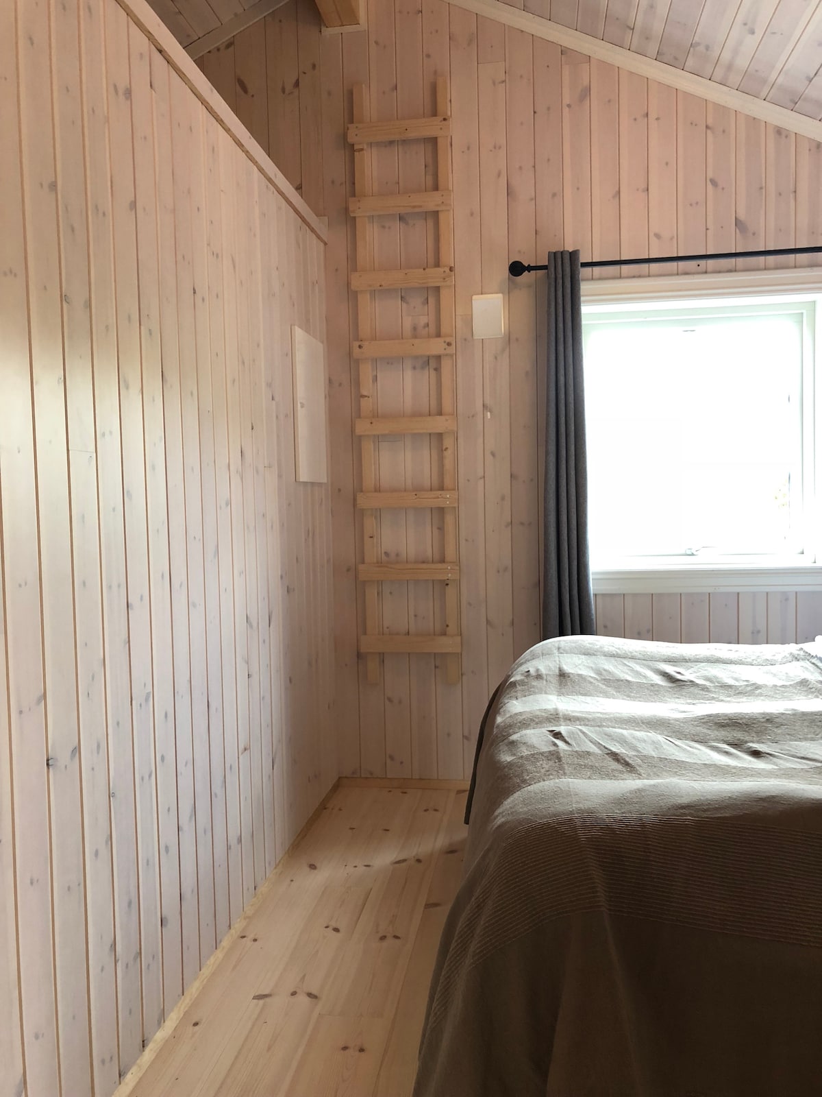 Kitanda cha ukubwa wa chumba cha kulala cha malkia kilicho na sehemu ya kuhifadhi ekstra. 
