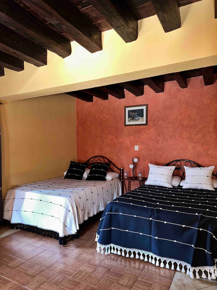 Dormitorio con 3 camas dobles.