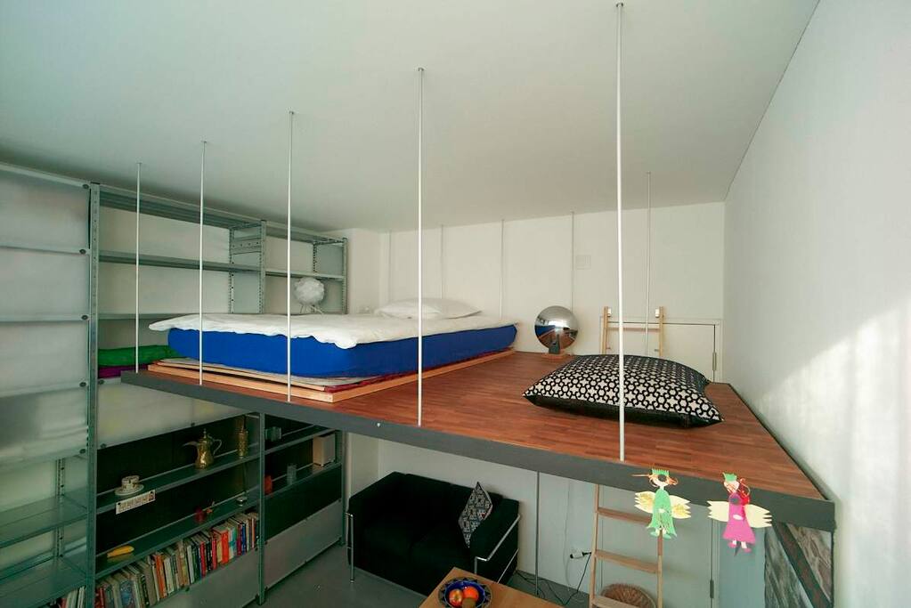 The bed (140cm x 200cm) on the sleeping gallery.