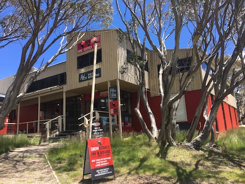 Popular Airbnb listing: MT HOTHAM - JACK FROST APT 6 in Hotham Heights