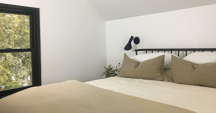 חדר שינה זוגי קווין סייז למעלה