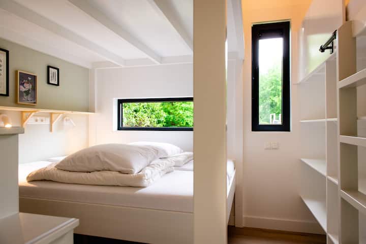 Две легла и детско креватче на приземния етаж 