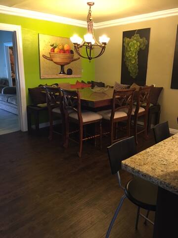 6bd, 4 bath, 2 liv rm house w/ pool. 7 min strip gallery image 3