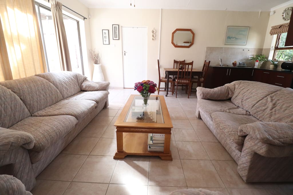 Lounge/Dining Area