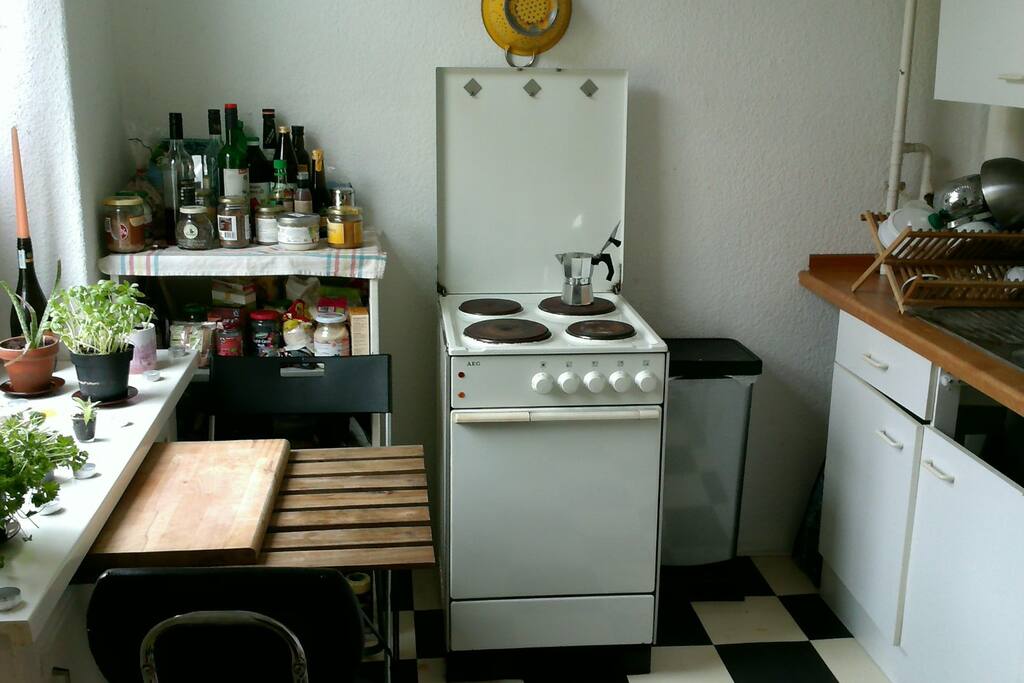 genütliche Küche mit Blick in den Garten