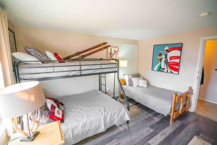 غرفة نوم مع أسرّة بطابقين وخزانة سرير كاملة إضافية وحمام خاص بها