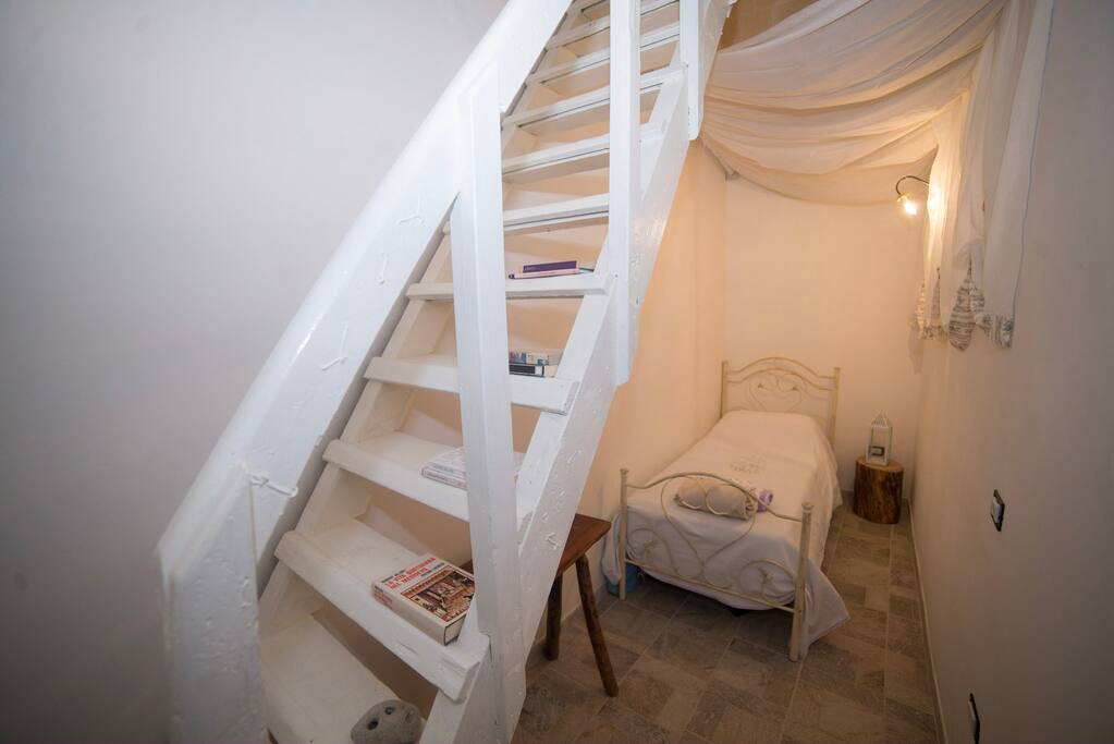 Single room - piccolo ma graziosa stanza singola appartata con libreria originale su scala, scrivania e porta con chiusura.