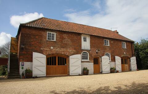 Relaxing retreat in former hayloft, with spa bath