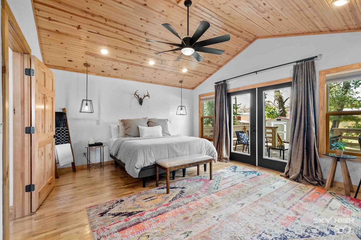 جناح رئيسي مريح مع Serta icomfort قابل للتعديل ، وسرير كينج. 