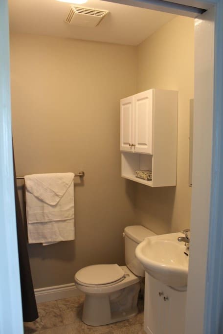 Private bath with full tub/shower