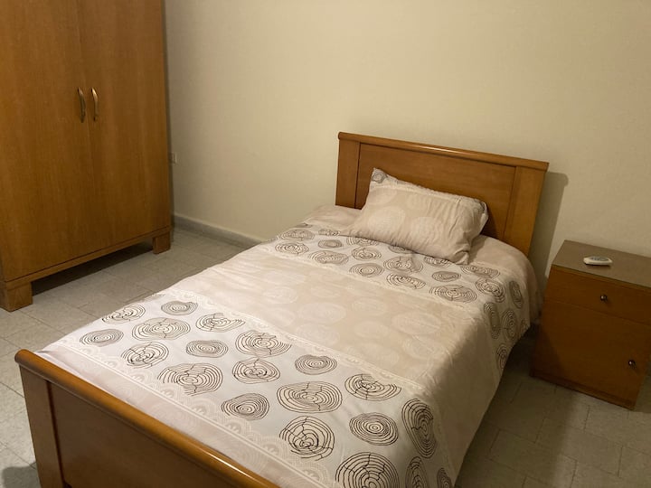 一张单人床房。 如果您的丈夫像我一样打鸣，您可以将他搬到这个房间: -) 