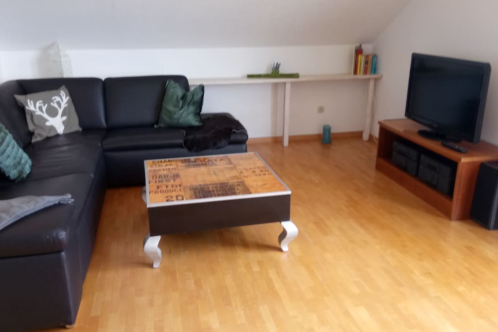 Das Wohnzimmer! grosse Ledercouch,Fernseher und Stereoanlage
