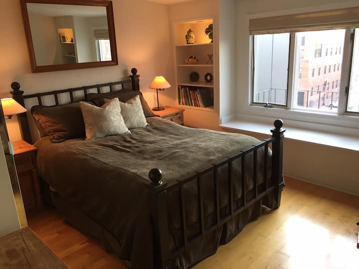 Extra veľká spálňa s nábytkom a posteľou Pottery Barn a skvelým výhľadom na záhrady nižšie.