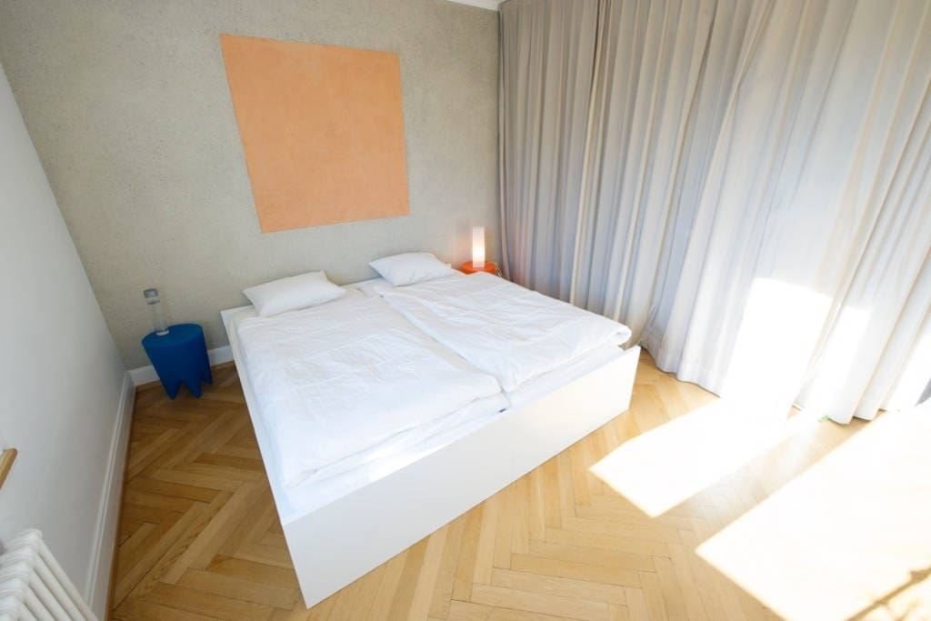 Grosses Schlafzimmer mit Grossem Doppelbett