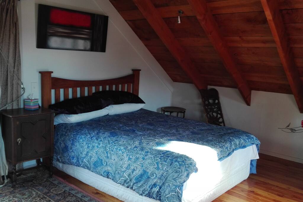 Extremely comfortable queen bed.