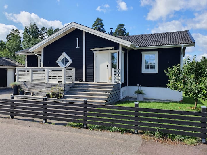 Large seaside cottage with afternoon/evening sun Villas for Rent in