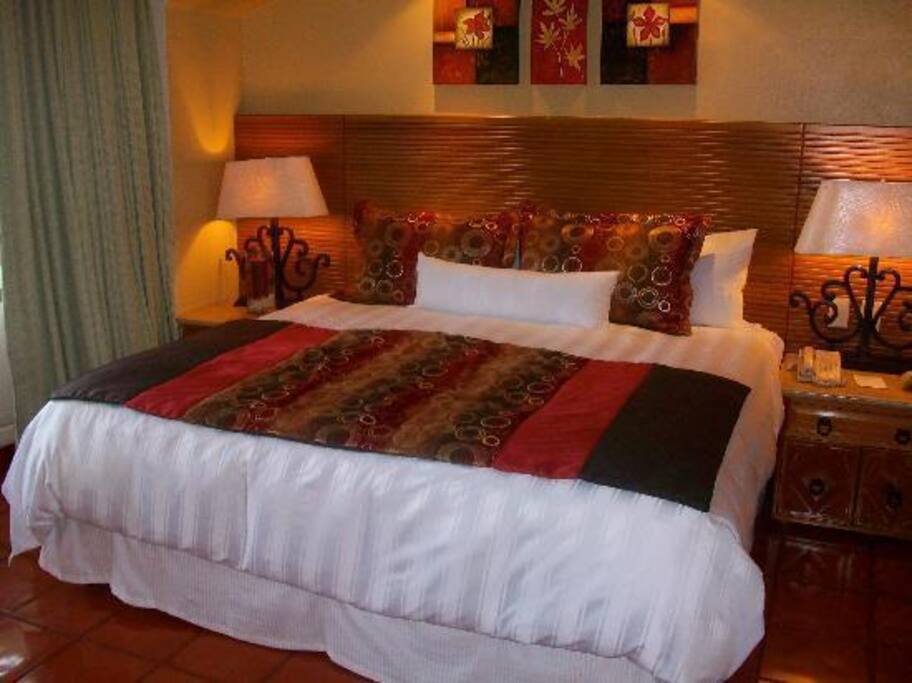 Recámara con cama King con salida al balcón con jacuzzi.
