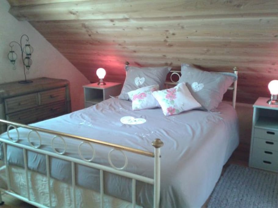 la chambre du premier étage avec vu sur l'étang