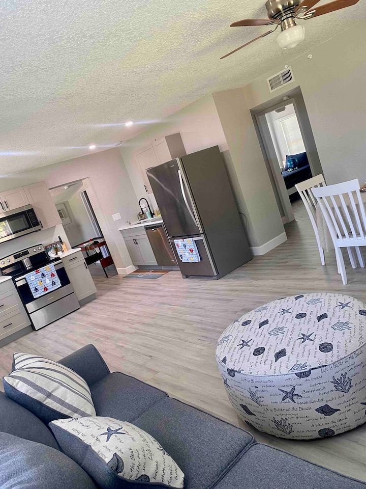 Cozy Cottage Close To Beaches + Bonus Room - Vero Beach, FL