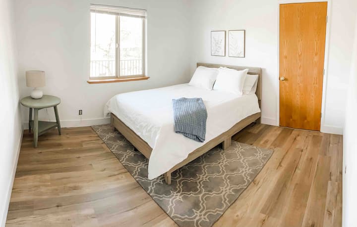 ห้องนอนชั้นล่าง (เตียงควีนไซส์)