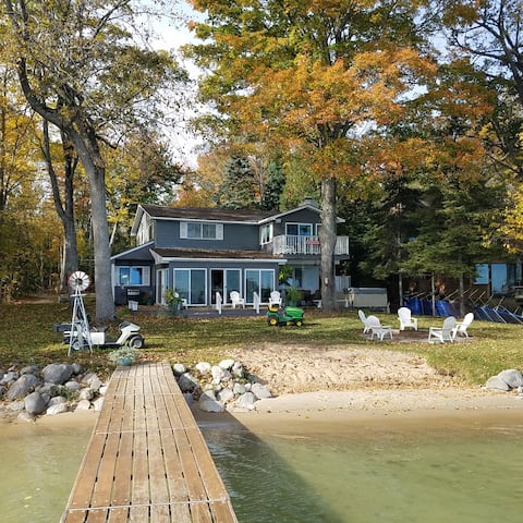 A fun cottage right on Mullett Lake!