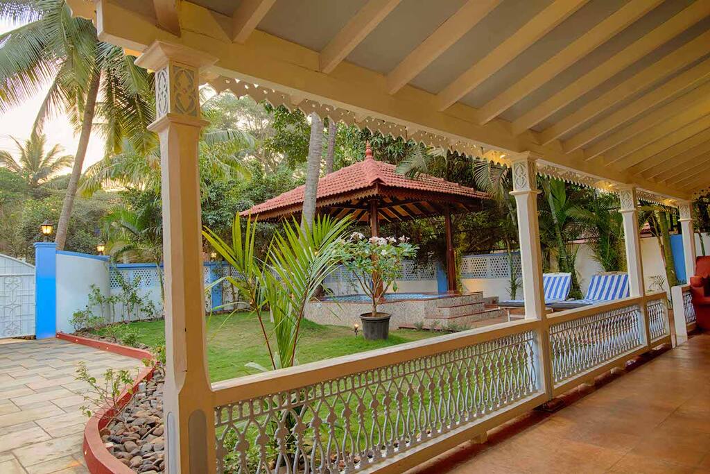 Private Garden with 8 person Jacuzzi