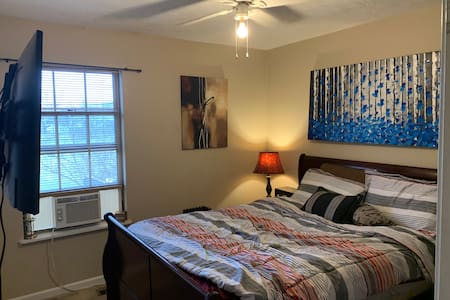 Private Room in quiet townhome complex