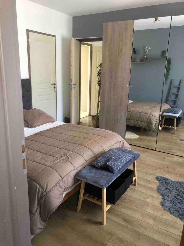 Elternschlafzimmer mit Bad/ Badewanne