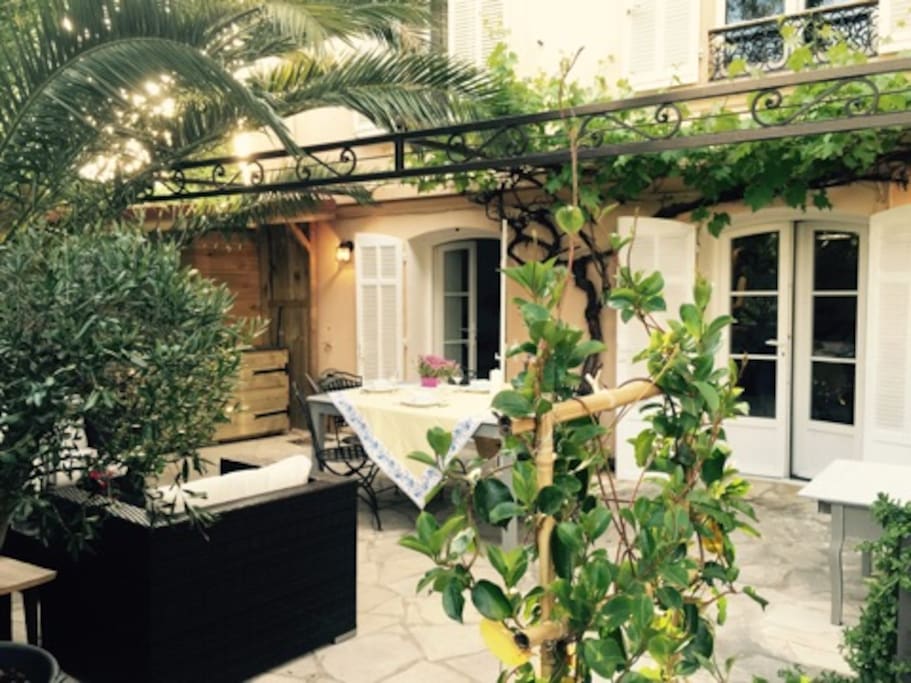 Terrasse 50m2 salon de jardin sous le palmier,repas sous la pergola et cuisine d'été.
