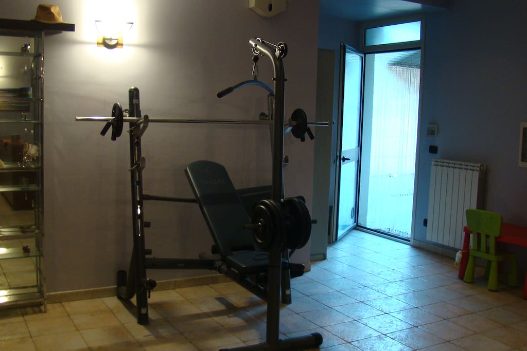 Area pesi con palestra attrezzata