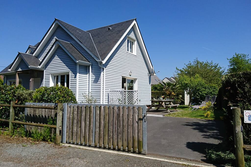 Gîte en ossature bois avec terrasse bois, salon de jardin et barbecue